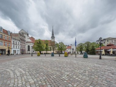 Wejherowo, Polonya, 14 Mayıs 2022: Pomerania, Polonya 'nın Wejherowo kasabasındaki pazar meydanı Bulutlu bir bahar günü