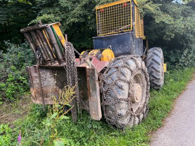 Chain on the wheels of a skidder, i.e. a tractor for skidding wood in difficult mountain terrain and with earthen ground.