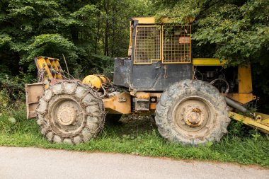 Chain on the wheels of a skidder, i.e. a tractor for skidding wood in difficult mountain terrain and with earthen ground.