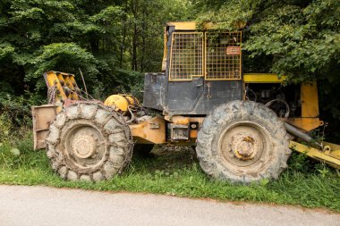 Chain on the wheels of a skidder, i.e. a tractor for skidding wood in difficult mountain terrain and with earthen ground.