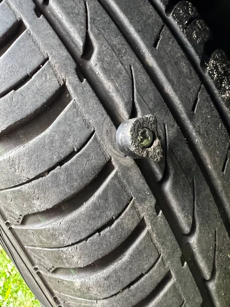 Metal Screw Hammered Car Tire — Fotografia de Stock