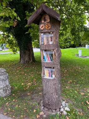 Kitap okumayı popüler hale getirmenin bir yolu. 3 Eylül 2022 'de Polonya' nın Rudy kentindeki parkta üzerinde 