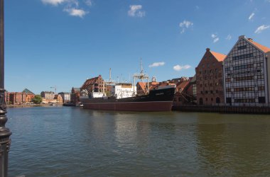 Polonya 'nın Motlava nehri kıyısındaki Gdansk (Danzig) kasabası