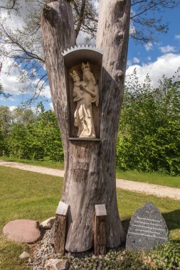 Pelpin, Polonya, 15 Mayıs 2022: Pomerania Kraliçesi ve Birliğin Anası, Kardinal Karol Wojtyla 'nın 1968' de Piaseczno Sığınağı 'nda taç giymesinin 50. yıldönümü anısına yapılan bir heykel.