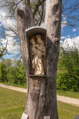 Pelpin, Polonya, 15 Mayıs 2022: Pomerania Kraliçesi ve Birliğin Anası, Kardinal Karol Wojtyla 'nın 1968' de Piaseczno Sığınağı 'nda taç giymesinin 50. yıldönümü anısına yapılan bir heykel.