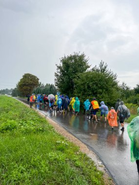 Yağmurlu bir havada Czestochowa 'daki Jasna Gora Hanımı' na yürüyorum. Polonya. Arka planda Jasna Gora kulesini görebilirsiniz.