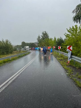 Yağmurlu bir havada Czestochowa 'daki Jasna Gora Hanımı' na yürüyorum. Polonya