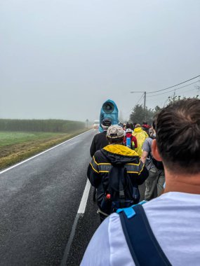 Yağmurlu bir havada Czestochowa 'daki Jasna Gora Hanımı' na yürüyorum. Polonya