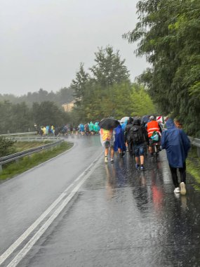 Yağmurlu bir havada Czestochowa 'daki Jasna Gora Hanımı' na yürüyorum. Polonya