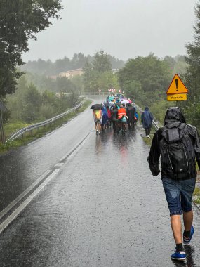 Yağmurlu bir havada Czestochowa 'daki Jasna Gora Hanımı' na yürüyorum. Polonya