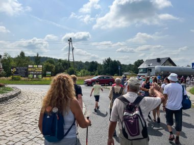 Polonya, Czestochowa 'daki Jasna Gora' daki Meryem Ana 'ya yürüyoruz.