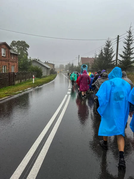 雨の日にはチェコストワのヤスナ ゴラの聖母への巡礼を歩く ポーランド — ストック写真