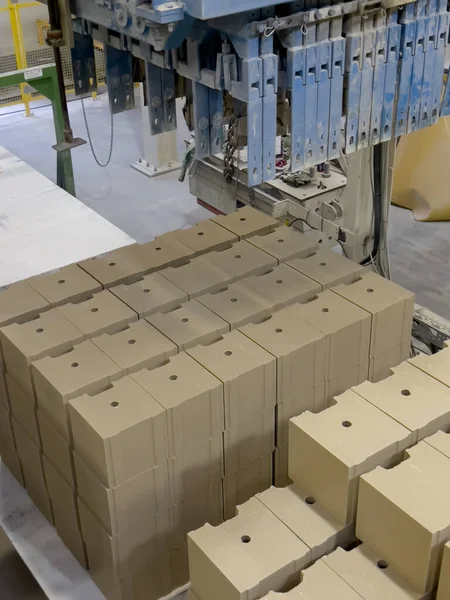 製造工場でのケイ酸塩ブロック ケイ酸塩レンガ 製造工程 — ストック写真