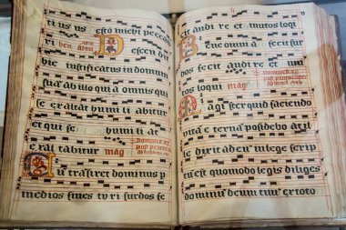 Zarnowiec, Polonya, 13 Mayıs 2022: Tanrı 'nın Annunciation of the Lord Kilisesi ve Zarnowiec' teki Benedictine Manastırı, Gdansk Piskoposluğu. Müzikal notalarla süslenmiş eski ayin kitaplarının bir parçası..