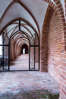 Zarnowiec, Polonya, 13 Mayıs 2022: Gdansk piskoposluğundaki Zarnowiec 'te Tanrı' nın Annunciation of the Lord Kilisesi. Benedictine Manastırı. Manastırdaki tarihi salonlar ve geçitler