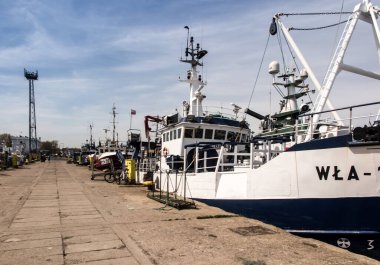 Wladyslawowo, Polonya, 10 Mayıs 2022: Baltık Denizi kıyısında Wladyslawowo limanı. Yelkenli ve yolcu marinası olan tipik bir balıkçı limanıdır. Ayrıca iç trafikte mallar için hafif bir yeniden yükleme işlevi de görmektedir..