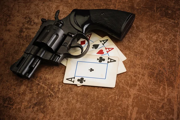 Чорний револьвер і старі гральні карти — стокове фото