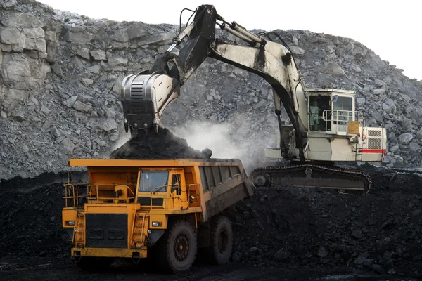 Um grande caminhão de mineração amarelo Fotos De Bancos De Imagens