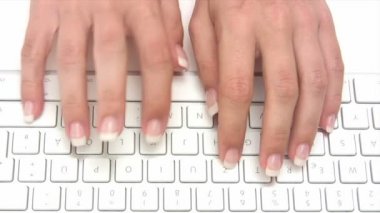 Bir klavyede yazılıyor