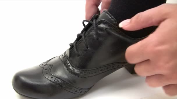 Knyta en svart sko — Stockvideo