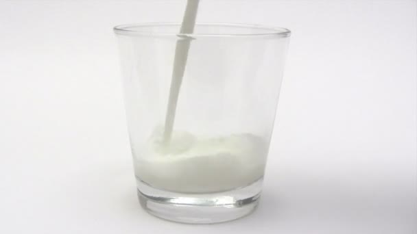 Hebben een glas melk — Stockvideo