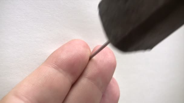 Conduire un clou dans le mur 
