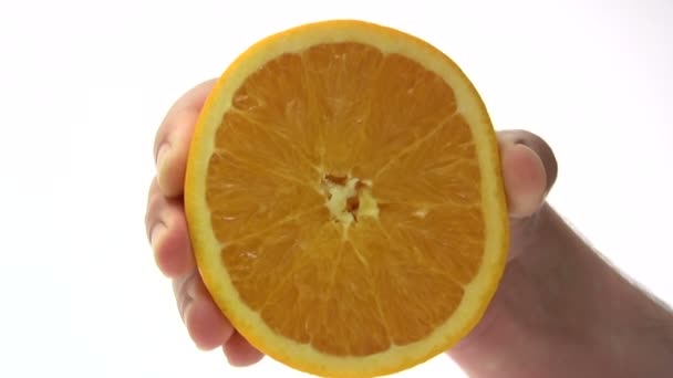 Apretando una naranja — Vídeo de stock