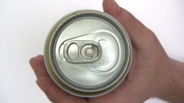 Abrir una lata de cerveza — Vídeo de stock