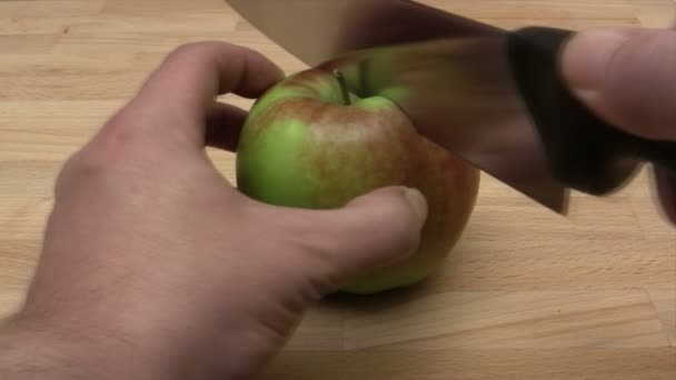 Skär ett äpple — Stockvideo