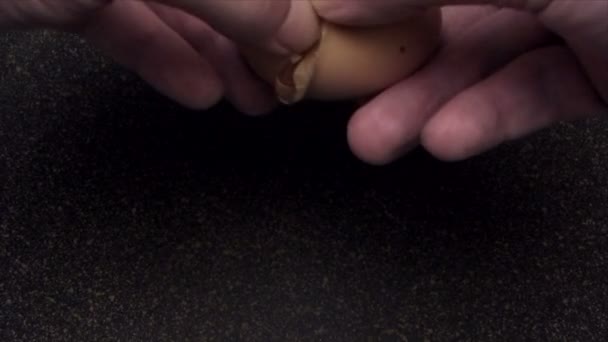 准备煎的鸡蛋 — 图库视频影像