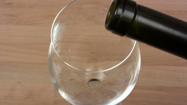 Beber um copo de vinho tinto — Vídeo de Stock