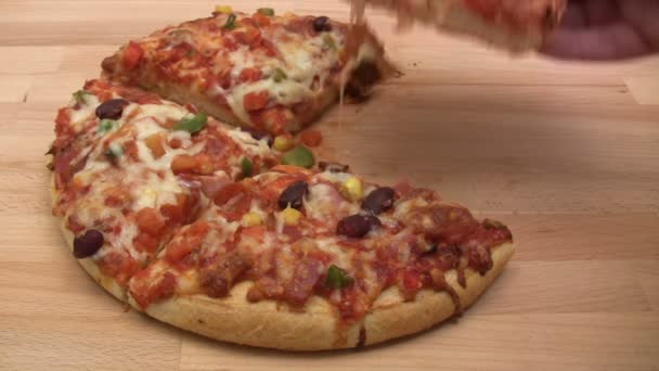 Pizza yemek. — Stok video