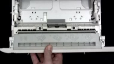 joven mujer comiendo una baya