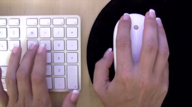 Bilgisayarda çalışan kadın.