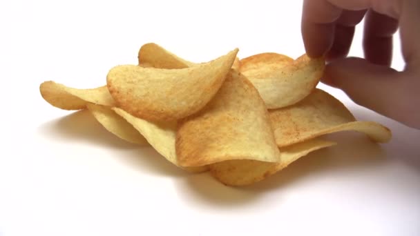 Äter potatis chips - tidsinställd — Stockvideo