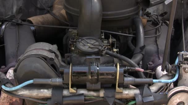 Двигатель старого автомобиля — стоковое видео