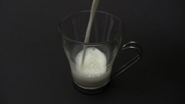 Bir bardak taze süt.