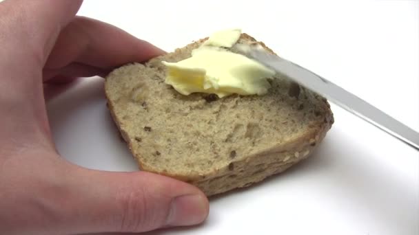Bollo con mantequilla y salami — Vídeos de Stock
