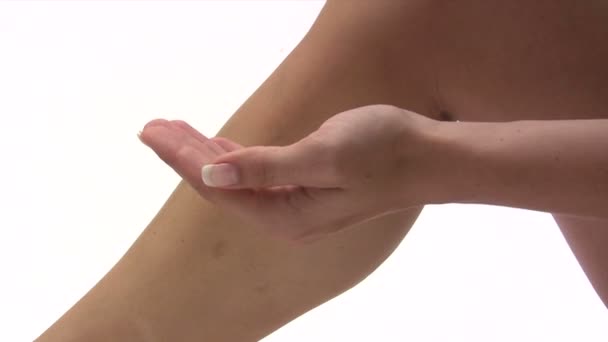 Женщина применяет лосьон для тела — стоковое видео