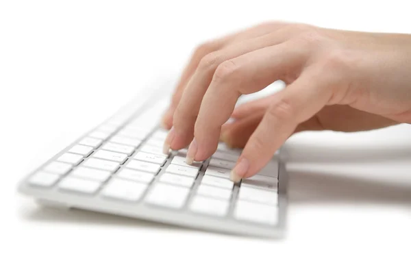 Manos femeninas en el teclado — Foto de Stock