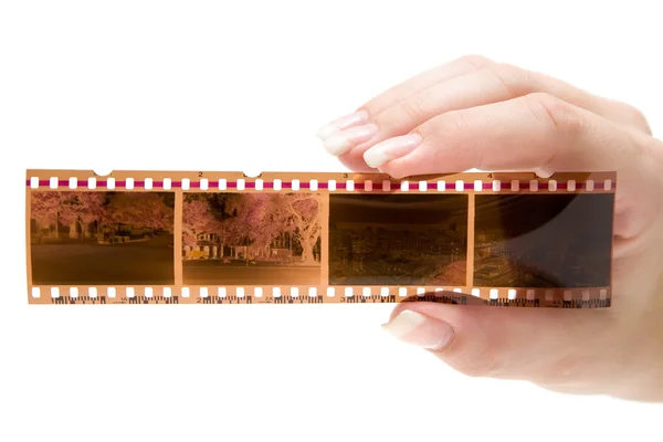 Einen Filmstreifen in der Hand — Stockfoto