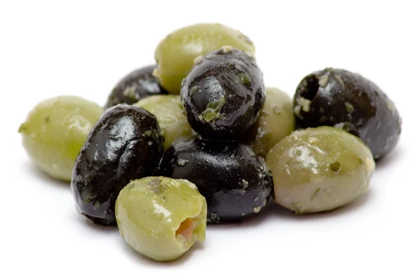 Zelené a černé olivy — Stock fotografie