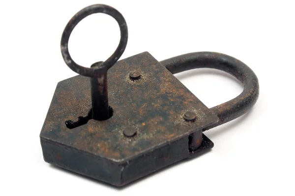 Cadeado enferrujado com chave — Fotografia de Stock