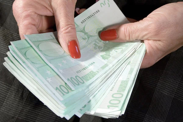 Iş kadını ona para sayma — Stok fotoğraf