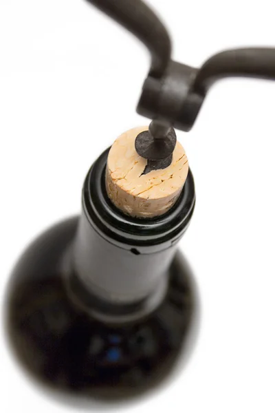 Uncorking en vinflaska — Stockfoto
