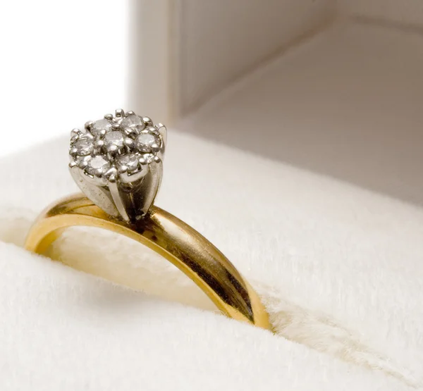 Бриллиантовое кольцо в коробке — стоковое фото