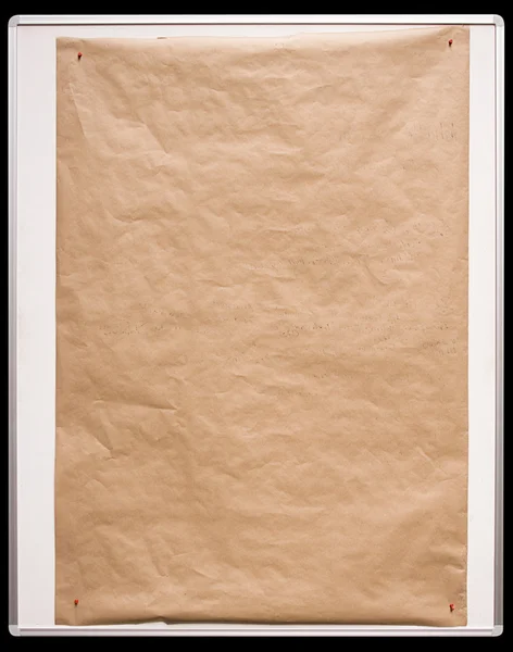Hnědý papír na bílou tabuli s ořezovou cestou — Stock fotografie