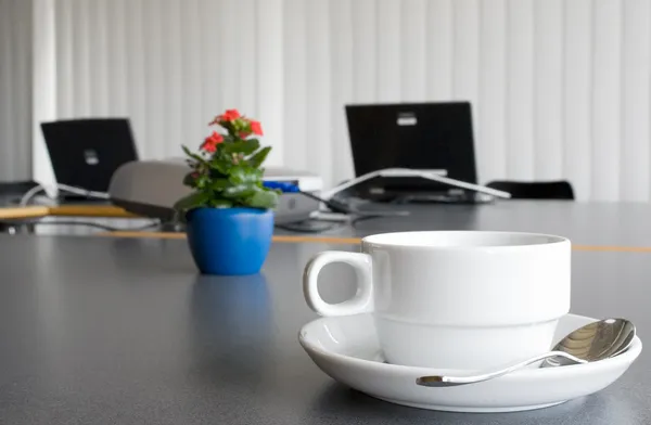 Bärbara datorer, blommor och kaffe Stockfoto