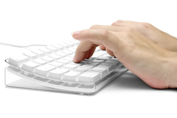 Manos en un teclado de computadora blanca — Foto de Stock