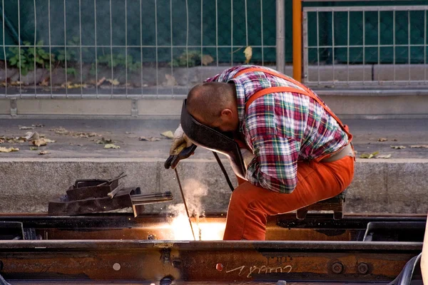 Ferrovie di fissaggio dei lavoratori — Foto Stock